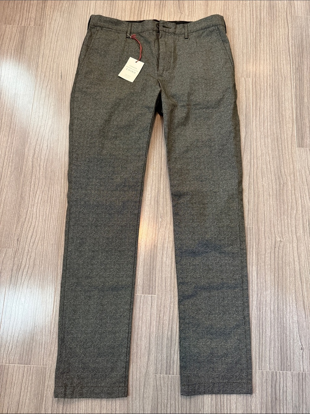 Club Monaco Men's Modern Slim Fit 100% Cotton Chino in Charcoal Speckled Design